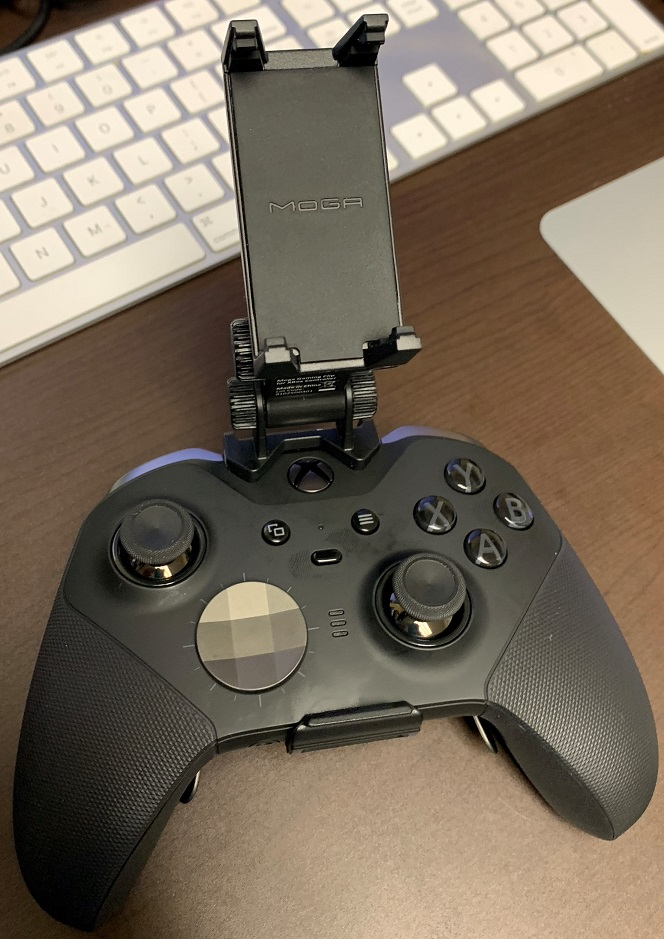 Image showing the MOGA controller clip connected to the Xbox elite series 2 controller